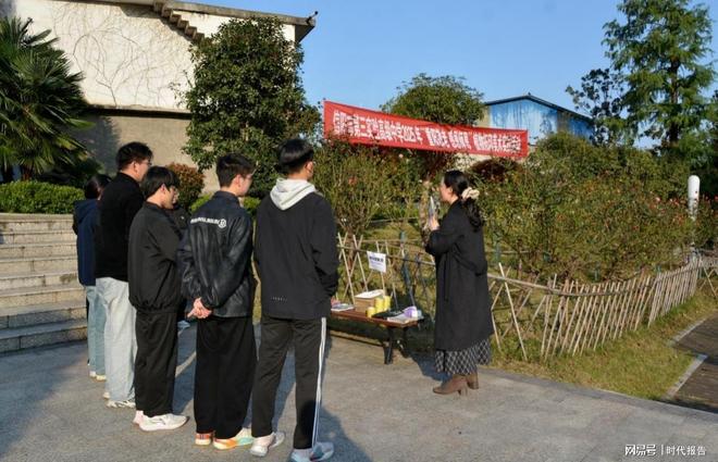 信阳市第三实验高级中学举行“重阳敬老感恩